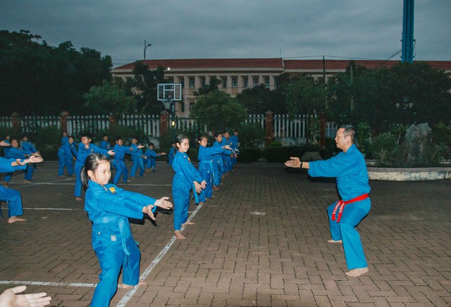 Võ sư vovinam dạy võ miễn phí cho trẻ em mồ côi - Ảnh 3. Võ sư vovinam dạy võ miễn phí cho trẻ em mồ côi - Ảnh 3.