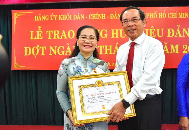 Chủ tịch HĐND TP.HCM Nguyễn Thị Lệ nhận huy hiệu 30 năm tuổi Đảng - Ảnh 1.