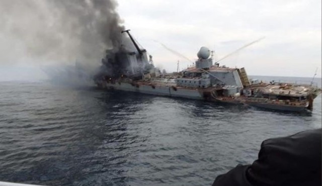 Ukraine phóng tên lửa dồn dập vào xưởng tàu Nga ở Crimea? - Ảnh 1.