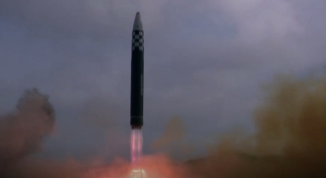 Triều Tiên lập ngày nghỉ lễ mới để đánh dấu cuộc thử ‘tên lửa quái vật’ - Ảnh 1.