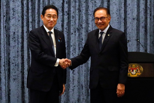 Thủ tướng Nhật đề cập vấn đề Biển Đông khi hội đàm với Thủ tướng Malaysia - Ảnh 1.