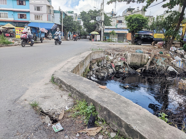 Cầu không có lan can gây nguy hiểm - Ảnh 1.