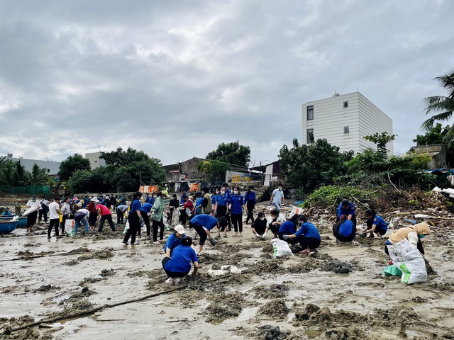 Quảng Ngãi: Gần 1.000 người tham gia dọn rác tại bãi biển thôn An Vĩnh - Ảnh 2.