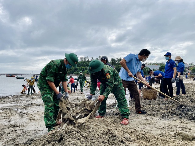 Quảng Ngãi: Gần 1.000 người tham gia dọn rác tại bãi biển thôn An Vĩnh - Ảnh 3.