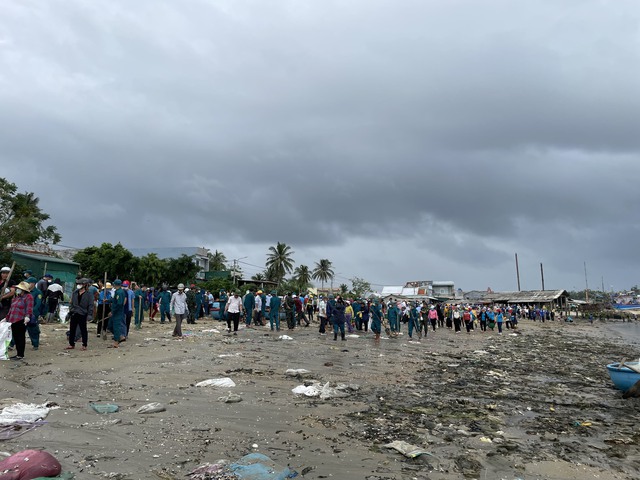 Quảng Ngãi: Gần 1.000 người tham gia dọn rác tại bãi biển thôn An Vĩnh - Ảnh 1.