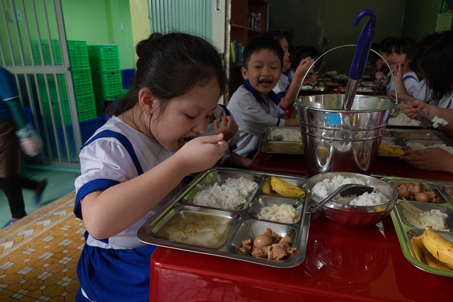 Phụ huynh kiểm tra, ăn thử cơm trong ngày học sinh ăn bán trú trở lại - Ảnh 2. Phụ huynh kiểm tra, ăn thử cơm trong ngày học sinh ăn bán trú trở lại - Ảnh 2.