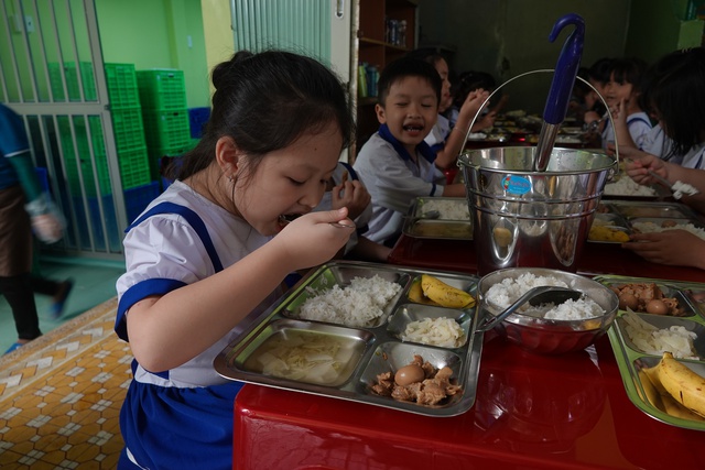 Phụ huynh kiểm tra, ăn thử cơm trong ngày học sinh ăn bán trú trở lại - Ảnh 2.