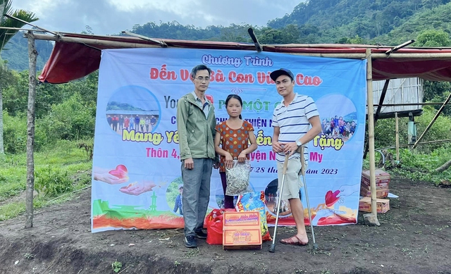 'Phi một chân' sải bước giúp đời - Ảnh 4. 'Phi một chân' sải bước giúp đời - Ảnh 4.
