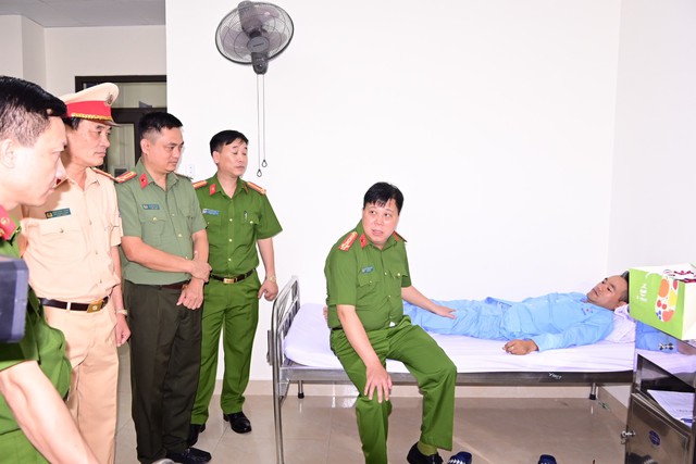 Hải Phòng: 2 cảnh sát giao thông bị thương do nam thanh niên đâm xe máy - Ảnh 1.