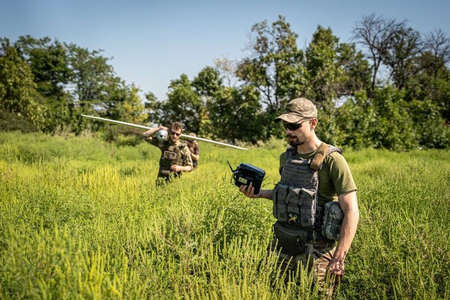 Chiến sự Ukraine ngày 621: Ukraine chuẩn bị hàng loạt UAV tầm xa, Nga trữ tên lửa - Ảnh 1.