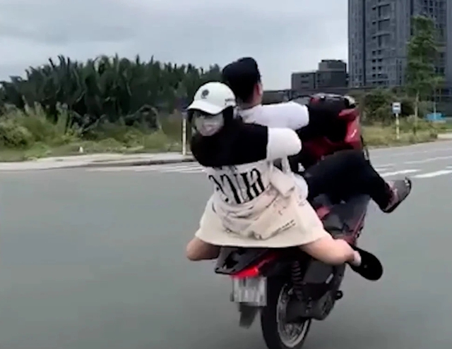 Khởi tố 3 thanh niên trong vụ chạy xe bốc đầu ở Thủ Thiêm - Ảnh 1. Khởi tố 3 thanh niên trong vụ chạy xe bốc đầu ở Thủ Thiêm - Ảnh 1.