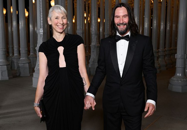 Keanu Reeves nắm tay bạn gái tay sánh bước trên thảm đỏ - Ảnh 1.