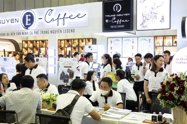Hoạt động tư vấn nhượng quyền mô hình Trung Nguyên E-Coffee tại Coffee Expo 2023 thu hút đông đảo đối tác, khách hàng mong muốn khởi nghiệp trong lĩnh vực cà phê đến tìm hiểu, hợp tác