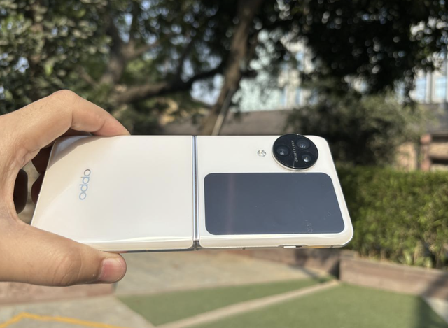 Mở hộp Oppo Find N3 Flip - đẹp cả thiết kế lẫn camera - Ảnh 2.