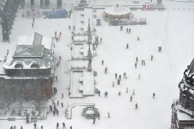 Bão tuyết bất thường ở Trung Quốc gây hoãn nhiều chuyến bay, trường học đóng cửa - Ảnh 1.