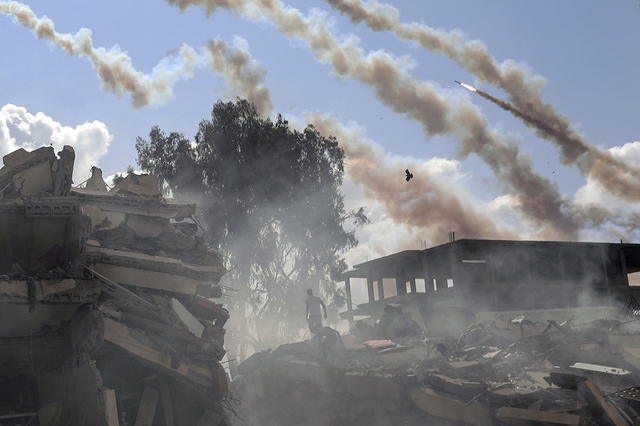 Một tháng xung đột Hamas - Israel rung chuyển Gaza - Ảnh 2.