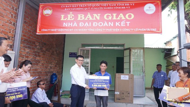 Công ty nhiệt điện Phú Mỹ trao 5 căn nhà Đại đoàn kết cho người dân - Ảnh 2. Công ty nhiệt điện Phú Mỹ trao 5 căn nhà Đại đoàn kết cho người dân - Ảnh 2.