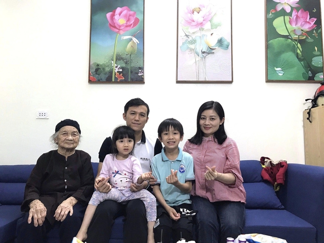 Ấn tượng Gia đình trẻ hạnh phúc '5 chung' - Ảnh 1. Ấn tượng Gia đình trẻ hạnh phúc '5 chung' - Ảnh 1.
