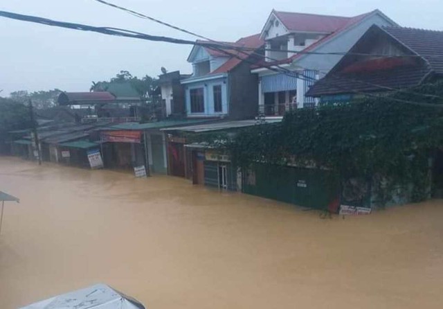 Nghệ An: Mưa như trút nước, nhiều huyện ngập sâu trong lũ - Ảnh 3.