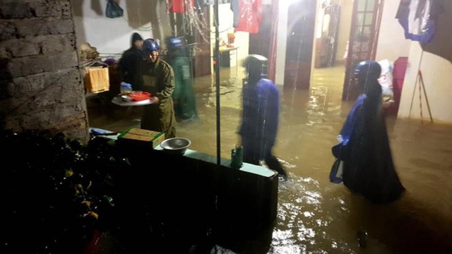 Nghệ An: Mưa như trút nước, nhiều huyện ngập sâu trong lũ - Ảnh 2.