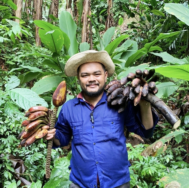 Anh Lường Quang Đại thường chia sẻ  hình ảnh lao động  của mình trên rừng ẢNH: NVCC
