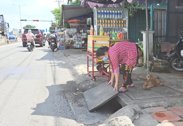 Hiểm họa rình rập từ những hố ga không lưới chắn rác cửa ngõ Tây Bắc - Ảnh 2.