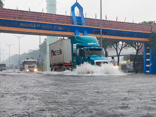Đà Nẵng: Mưa lớn gây ngập chợ Thanh Vinh, tiểu thương tất tả dọn hàng chạy lụt - Ảnh 1.
