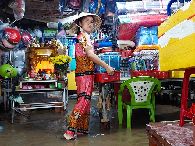 Đà Nẵng: Mưa lớn gây ngập chợ Thanh Vinh, tiểu thương tất tả dọn hàng chạy lụt - Ảnh 6.