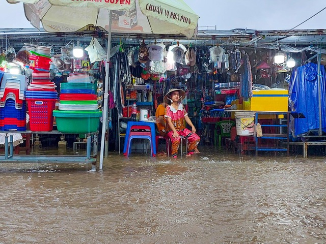 Đà Nẵng: Mưa lớn gây ngập chợ Thanh Vinh, tiểu thương tất tả dọn hàng chạy lụt - Ảnh 5.