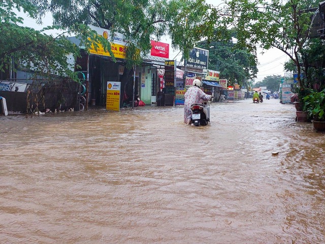 Đà Nẵng: Mưa lớn gây ngập chợ Thanh Vinh, tiểu thương tất tả dọn hàng chạy lụt - Ảnh 8.