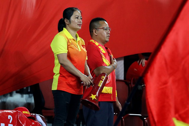 Chị ‘bay lên trời’ sẽ tiếp tục cổ vũ cho bóng đá Việt Nam - Ảnh 3.