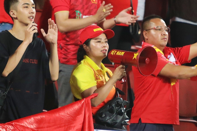 Chị ‘bay lên trời’ sẽ tiếp tục cổ vũ cho bóng đá Việt Nam - Ảnh 4.