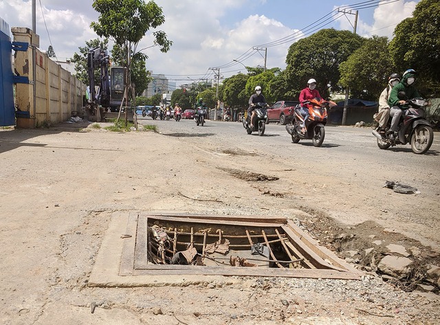 Nguy hiểm bẫy hố ga trước cổng trường - Ảnh 1.