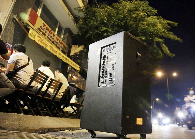 Lăng kính bạn đọc: Xử lý triệt để vấn nạn karaoke 'khủng bố' - Ảnh 1. Lăng kính bạn đọc: Xử lý triệt để vấn nạn karaoke 'khủng bố' - Ảnh 1.