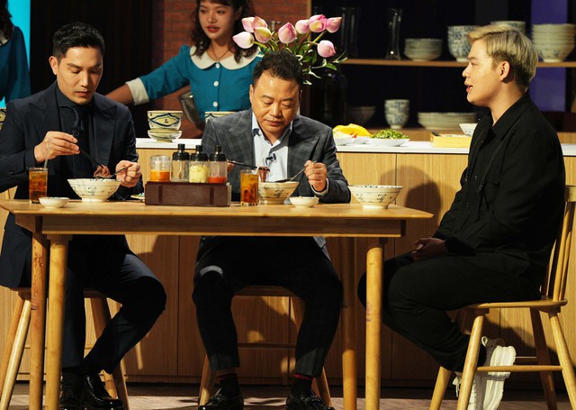 'Hot TikToker' Long Chun mang bún thang gia truyền lên Shark Tank gọi vốn 'cá mập' - Ảnh 2. 'Hot TikToker' Long Chun mang bún thang gia truyền lên Shark Tank gọi vốn 'cá mập' - Ảnh 2.