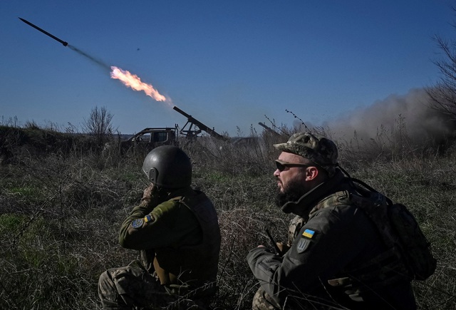 Chiến sự Ukraine ngày 622: Đất Nga hứng đạn pháo; Hà Lan đưa F-16 đến Romania - Ảnh 1. Chiến sự Ukraine ngày 622: Đất Nga hứng đạn pháo; Hà Lan đưa F-16 đến Romania - Ảnh 1.
