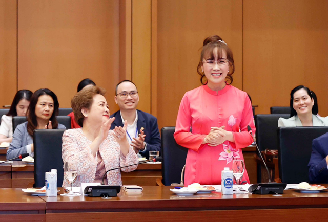 Chủ tịch Quốc hội Vương Đình Huệ gặp gỡ đại diện các gia đình doanh nhân Việt - Ảnh 2.