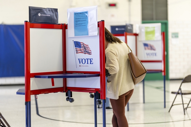 Hàng loạt cuộc bầu cử vừa diễn ra tại Mỹ, điềm báo cho năm 2024 - Ảnh 1.