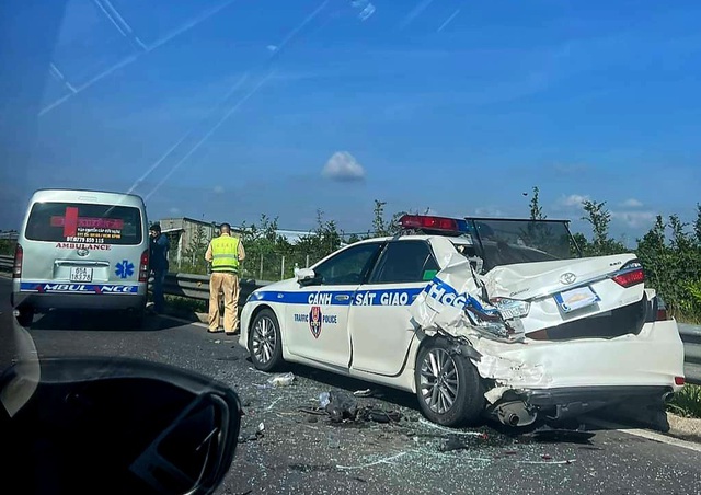 Xe cứu thương tông xe CSGT trên cao tốc Trung Lương – Mỹ Thuận - Ảnh 1.