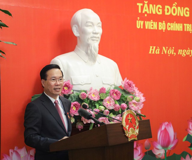 Chủ tịch nước Võ Văn Thưởng nhận Huy hiệu 30 năm tuổi Đảng - Ảnh 2. Chủ tịch nước Võ Văn Thưởng nhận Huy hiệu 30 năm tuổi Đảng - Ảnh 2.