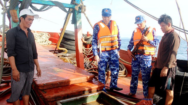 Bắt giữ tàu cá vận chuyển trái phép 50.000 lít dầu DO trên biển Phú Quốc - Ảnh 1.
