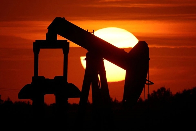 Giá xăng dầu hôm nay 8.11.2021: Trượt dốc bất ngờ, mất hơn 4%  - Ảnh 1.