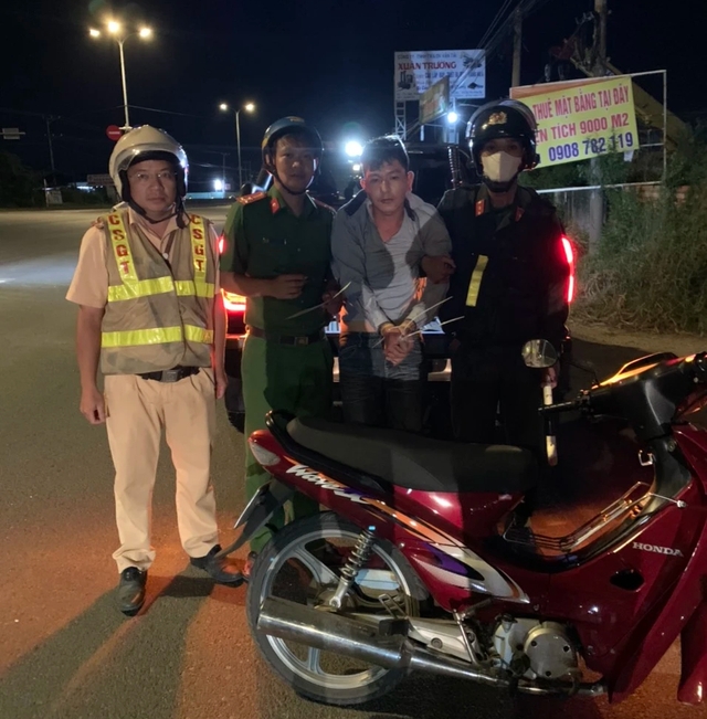 CSGT Bà Rịa-Vũng Tàu bắt nóng nghi can trộm xe máy   - Ảnh 2.