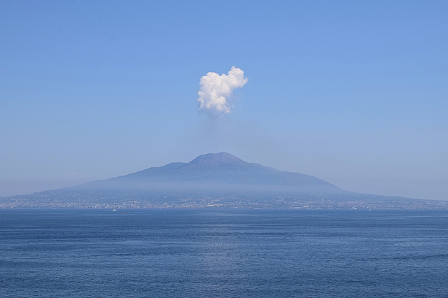 Leo lên núi Vesuvius khám phá vẻ đẹp thiên nhiên và lịch sử địa chất độc đáo - Ảnh 2.