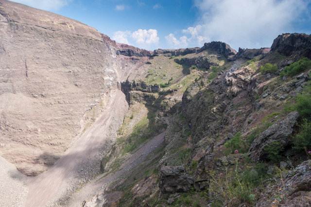 Leo lên núi Vesuvius khám phá vẻ đẹp thiên nhiên và lịch sử địa chất độc đáo - Ảnh 4.