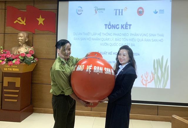 Bà Hoàng Thị Thanh Thủy - Giám đốc Phát biển bền vững Tập đoàn TH trao tặng phao neo cho đại diện VQG Cát Bà