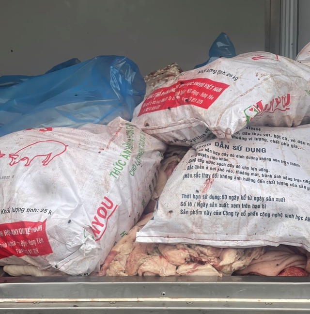Hưng Yên: Ngăn chặn hơn nửa tấn thịt lợn bốc mùi hôi thối tuồn ra thị trường - Ảnh 1.