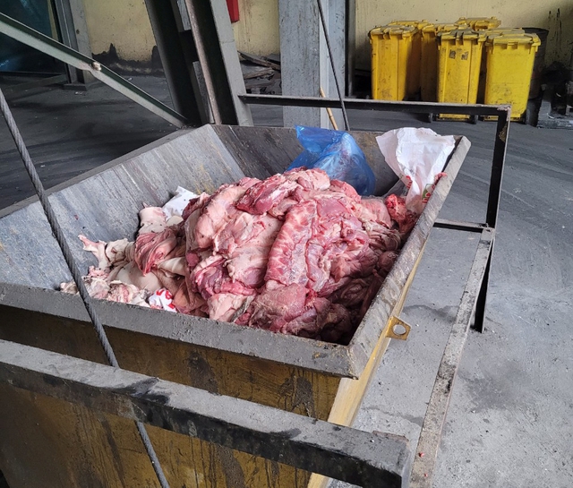 Hưng Yên: Ngăn chặn hơn nửa tấn thịt lợn bốc mùi hôi thối tuồn ra thị trường - Ảnh 2.