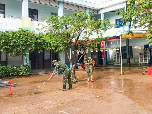 Đà Nẵng: Bộ đội đặc công dọn bùn non để học sinh sớm đi học trở lại - Ảnh 2.
