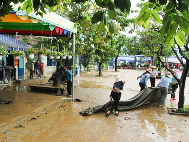 Đà Nẵng: Bộ đội đặc công dọn bùn non để học sinh sớm đi học trở lại - Ảnh 3.